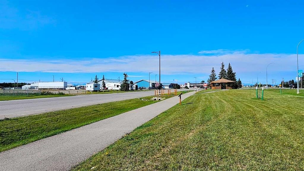 716 Main Avenue West, Sundre, AB