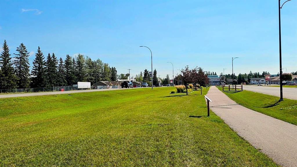 716 Main Avenue West, Sundre, AB