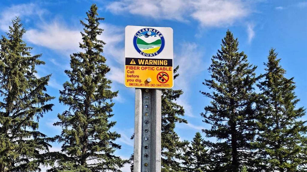 716 Main Avenue West, Sundre, AB