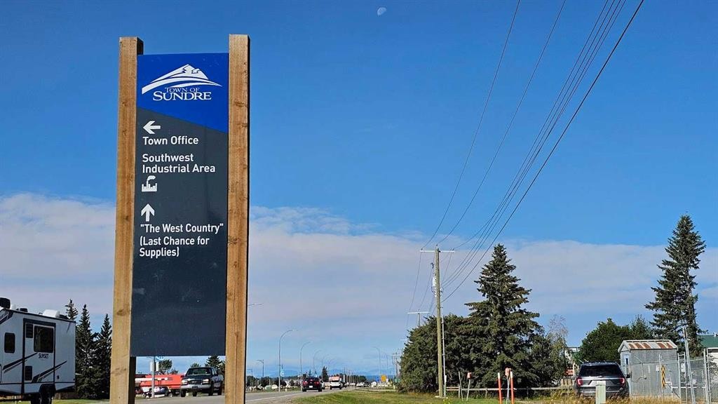 716 Main Avenue West, Sundre, AB