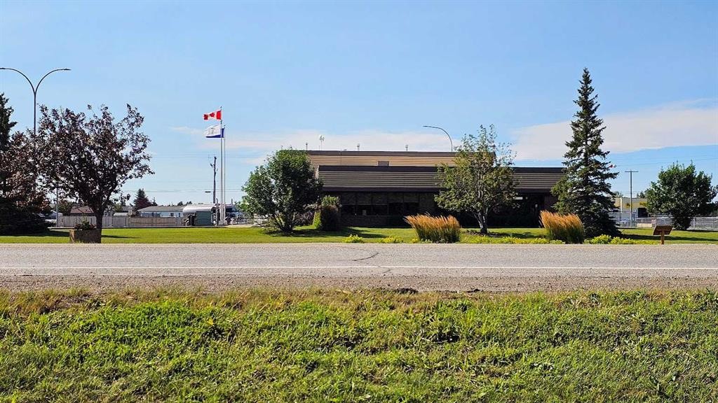 716 Main Avenue West, Sundre, AB