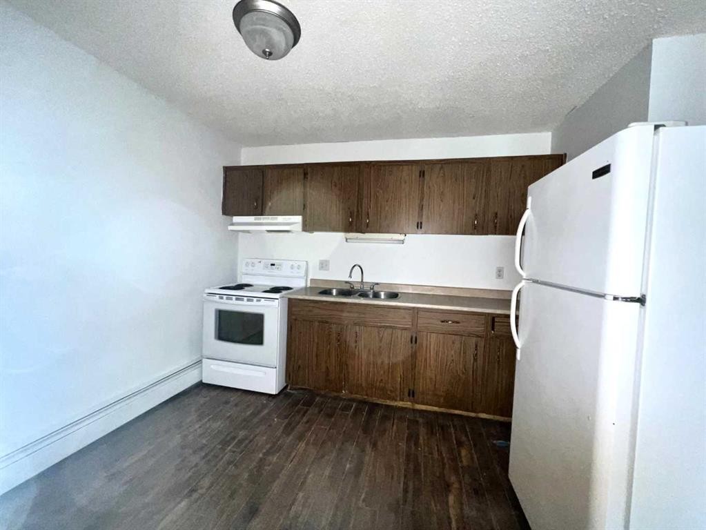 107-114 Mount Pleasant Drive, Camrose, AB - Indoor Photo Showing Kitchen With Double Sink