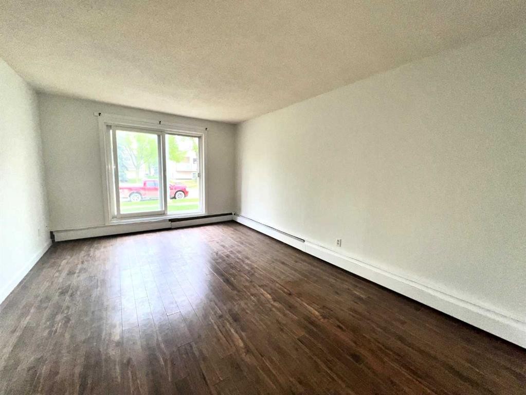 107-114 Mount Pleasant Drive, Camrose, AB - Indoor Photo Showing Other Room