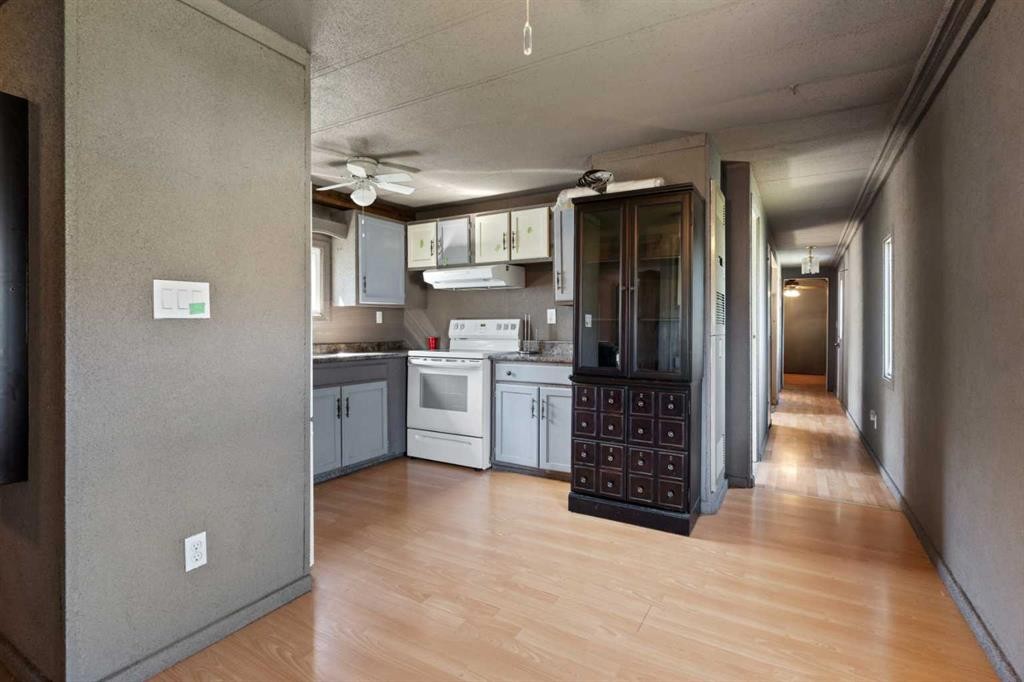 315 & 317 Macrae Street, Bawlf, AB - Indoor Photo Showing Kitchen