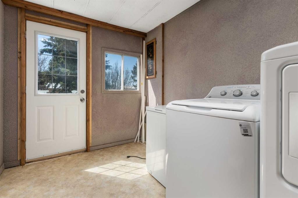 315 & 317 Macrae Street, Bawlf, AB - Indoor Photo Showing Laundry Room