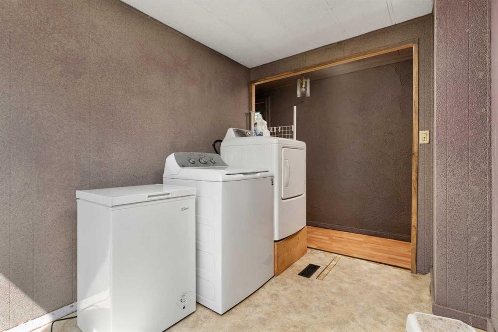 315 & 317 Macrae Street, Bawlf, AB - Indoor Photo Showing Laundry Room