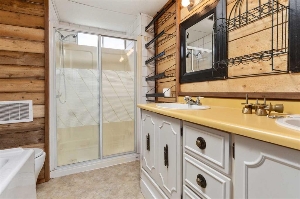 315 & 317 Macrae Street, Bawlf, AB - Indoor Photo Showing Bathroom