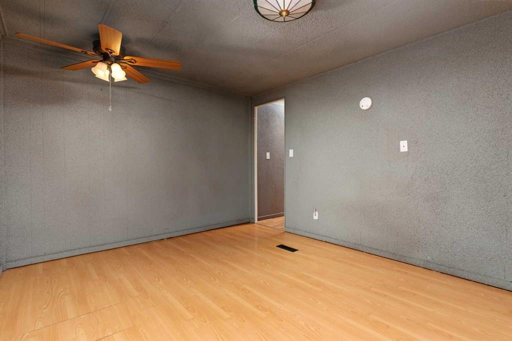 315 & 317 Macrae Street, Bawlf, AB - Indoor Photo Showing Other Room