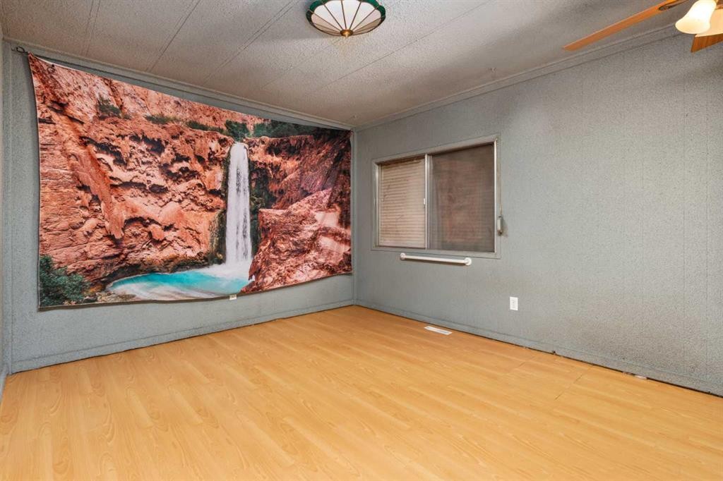 315 & 317 Macrae Street, Bawlf, AB - Indoor Photo Showing Other Room