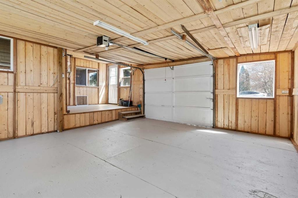 315 & 317 Macrae Street, Bawlf, AB - Indoor Photo Showing Garage