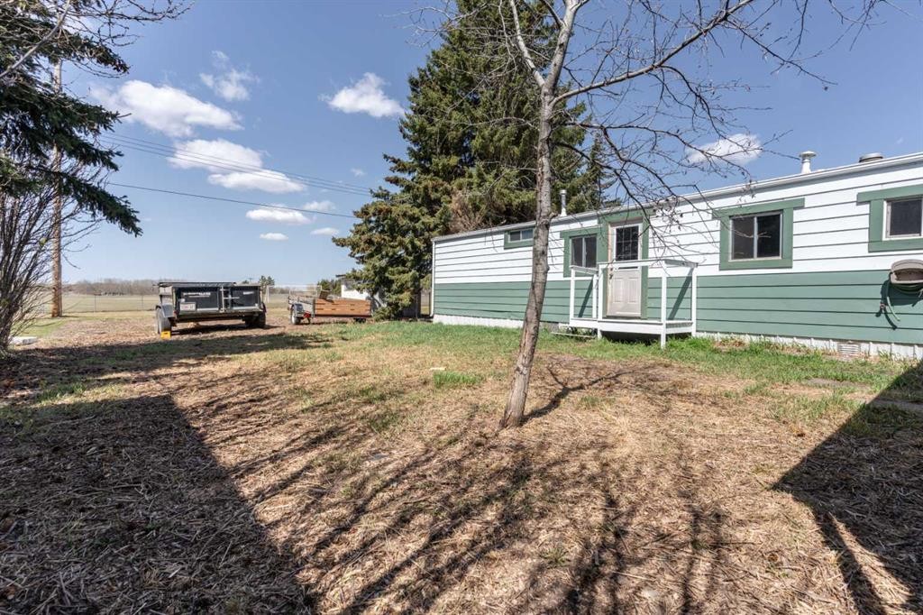 315 & 317 Macrae Street, Bawlf, AB - Outdoor