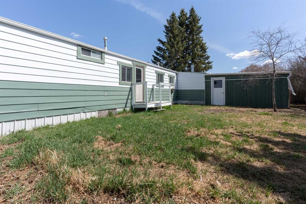 315 & 317 Macrae Street, Bawlf, AB - Outdoor