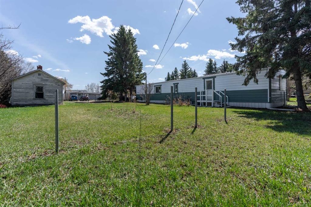 315 & 317 Macrae Street, Bawlf, AB - Outdoor