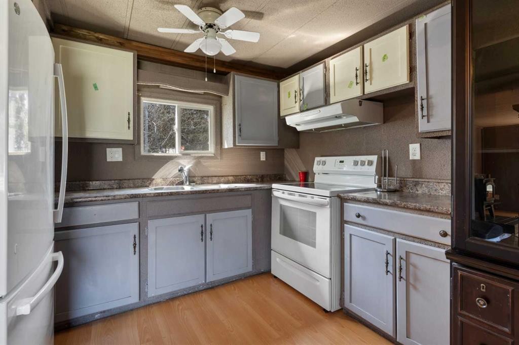 315 & 317 Macrae Street, Bawlf, AB - Indoor Photo Showing Kitchen