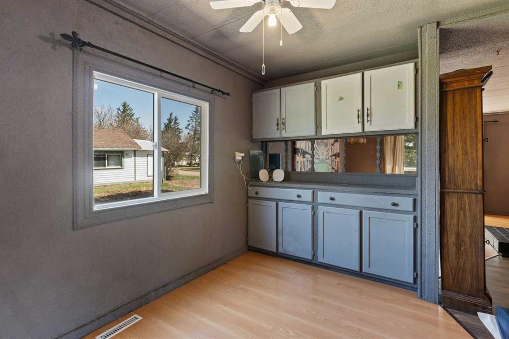 315 & 317 Macrae Street, Bawlf, AB - Indoor Photo Showing Other Room