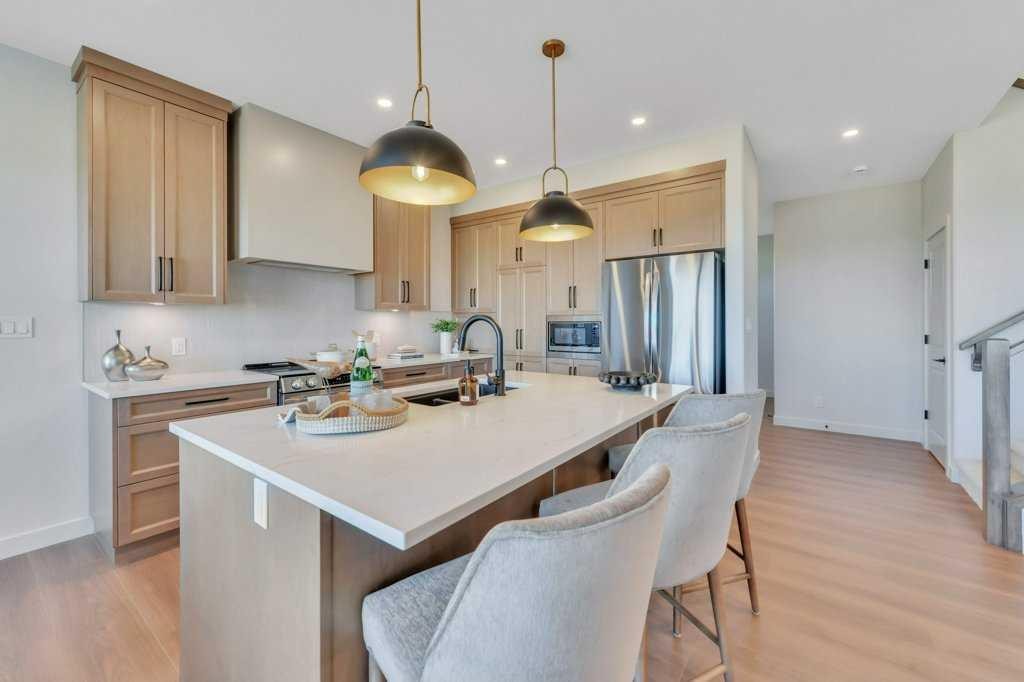 7 Vincent Gate, Sylvan Lake, AB - Indoor Photo Showing Kitchen With Stainless Steel Kitchen With Upgraded Kitchen