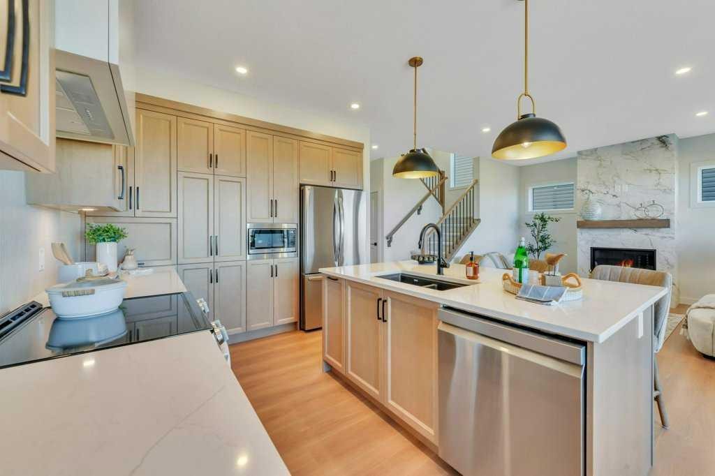 7 Vincent Gate, Sylvan Lake, AB - Indoor Photo Showing Kitchen With Stainless Steel Kitchen With Double Sink With Upgraded Kitchen