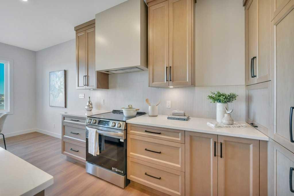 7 Vincent Gate, Sylvan Lake, AB - Indoor Photo Showing Kitchen With Upgraded Kitchen