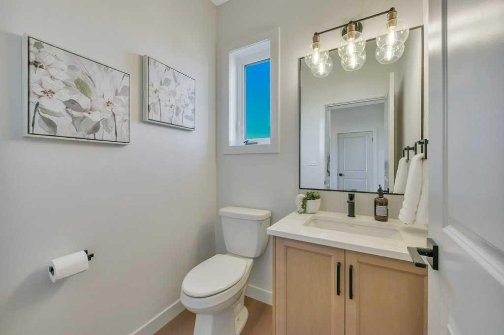7 Vincent Gate, Sylvan Lake, AB - Indoor Photo Showing Bathroom