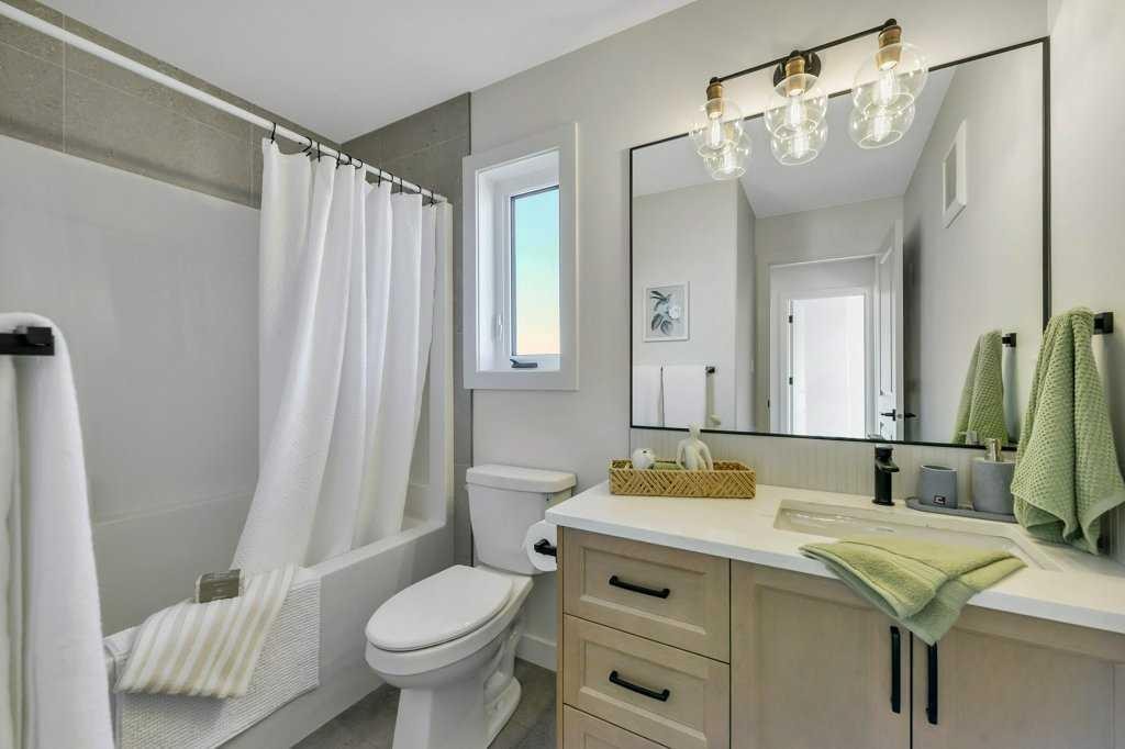 7 Vincent Gate, Sylvan Lake, AB - Indoor Photo Showing Bathroom