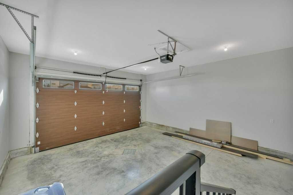 7 Vincent Gate, Sylvan Lake, AB - Indoor Photo Showing Garage