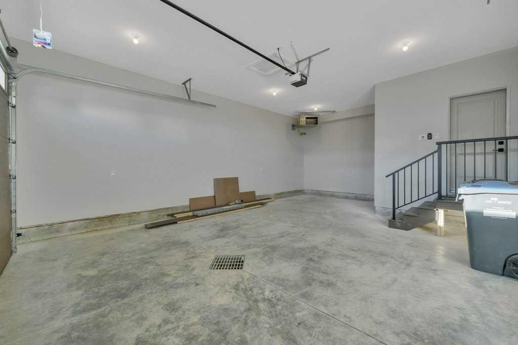 7 Vincent Gate, Sylvan Lake, AB - Indoor Photo Showing Garage