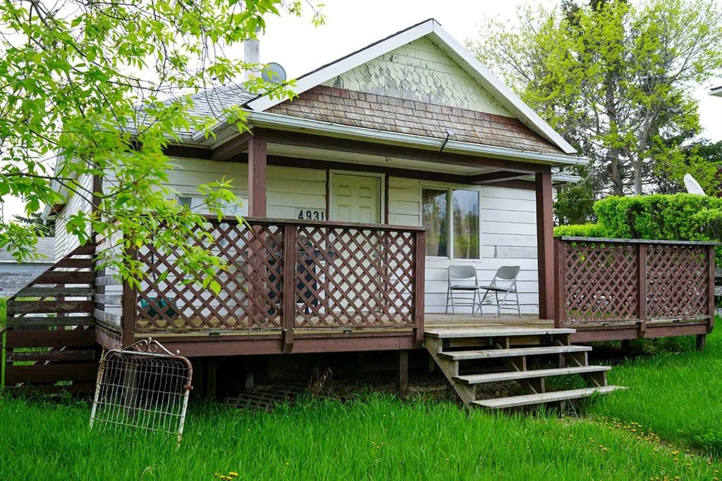 4931 49 Street, Hardisty, AB - Outdoor With Deck Patio Veranda