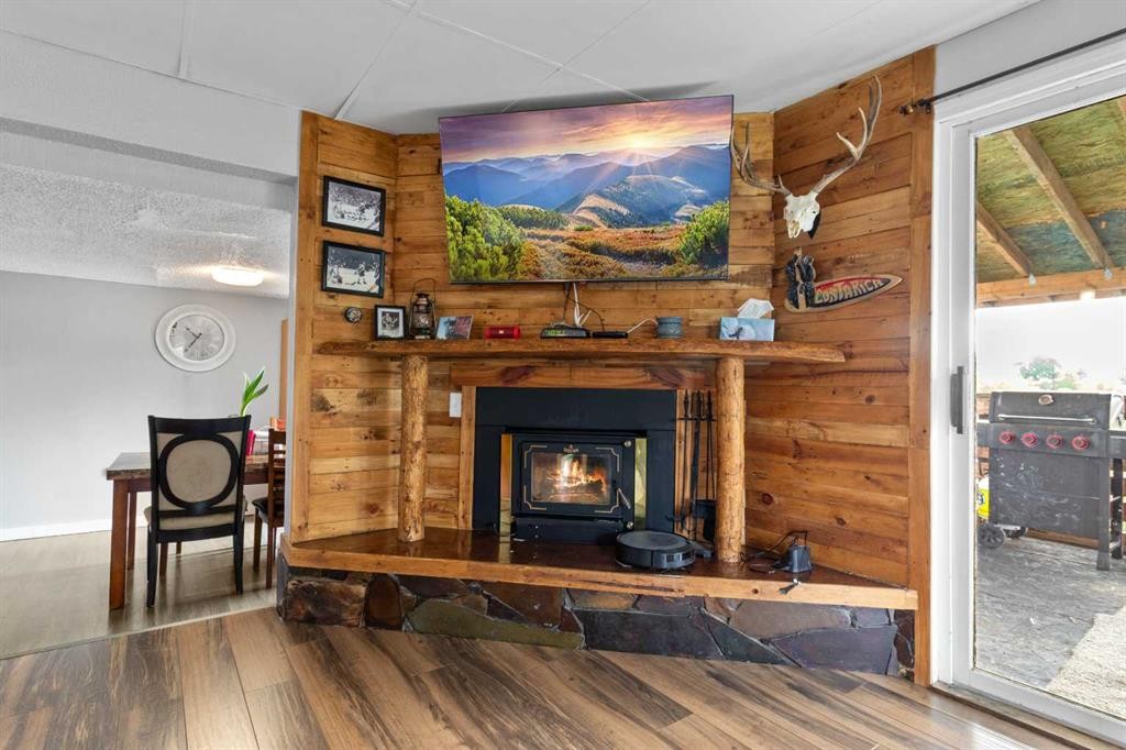 24 Main Street, Ardley, AB - Indoor Photo Showing Living Room With Fireplace