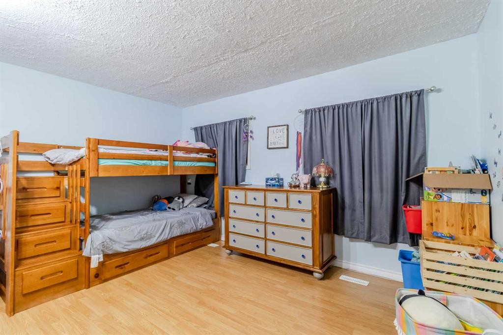 24 Main Street, Ardley, AB - Indoor Photo Showing Bedroom