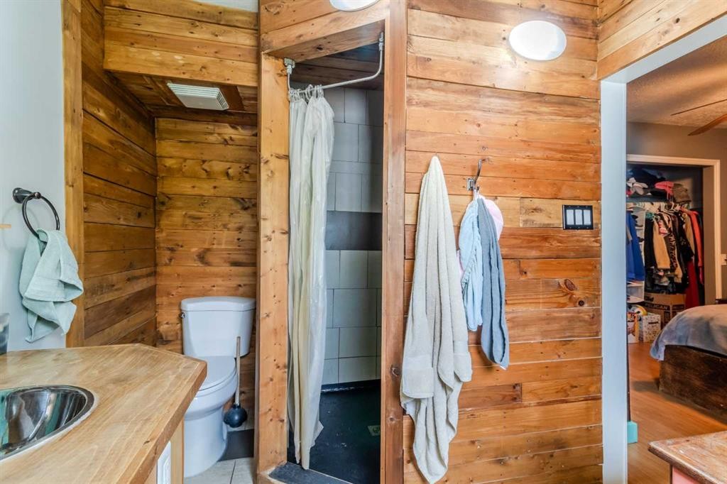 24 Main Street, Ardley, AB - Indoor Photo Showing Bathroom