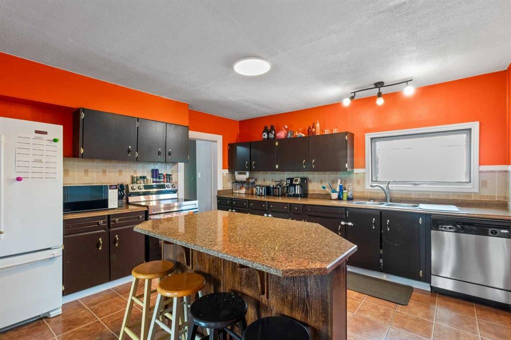 24 Main Street, Ardley, AB - Indoor Photo Showing Kitchen With Double Sink