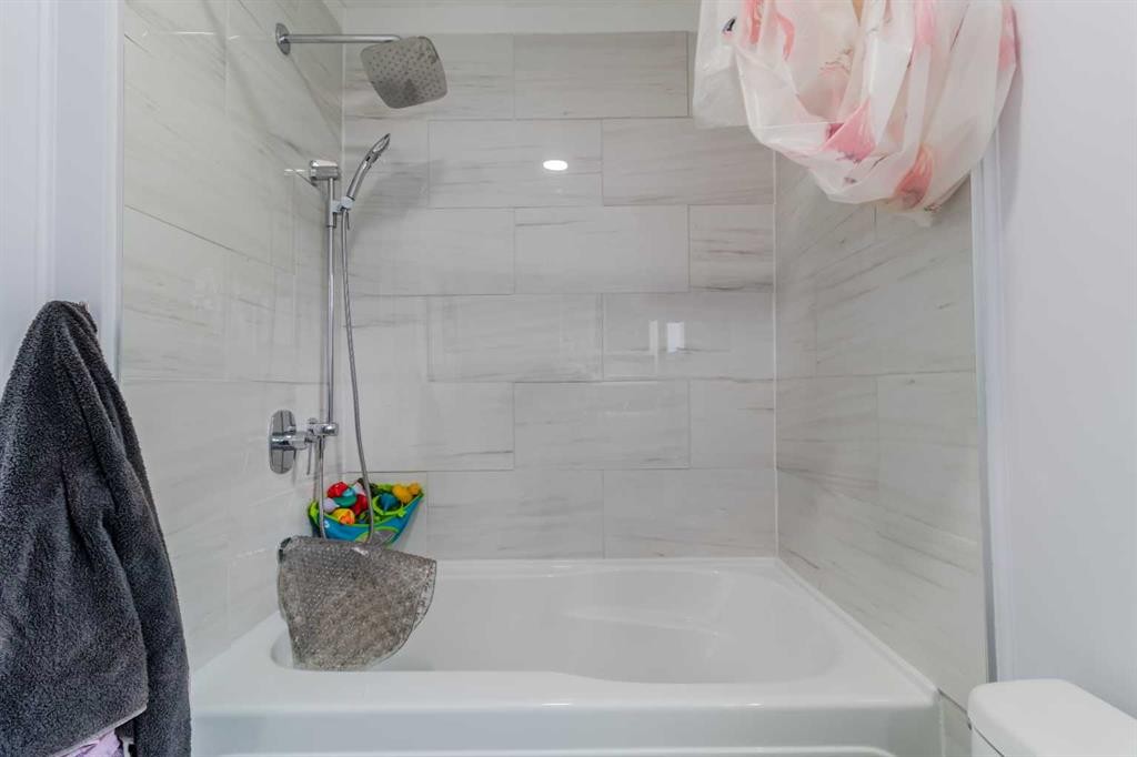 24 Main Street, Ardley, AB - Indoor Photo Showing Bathroom