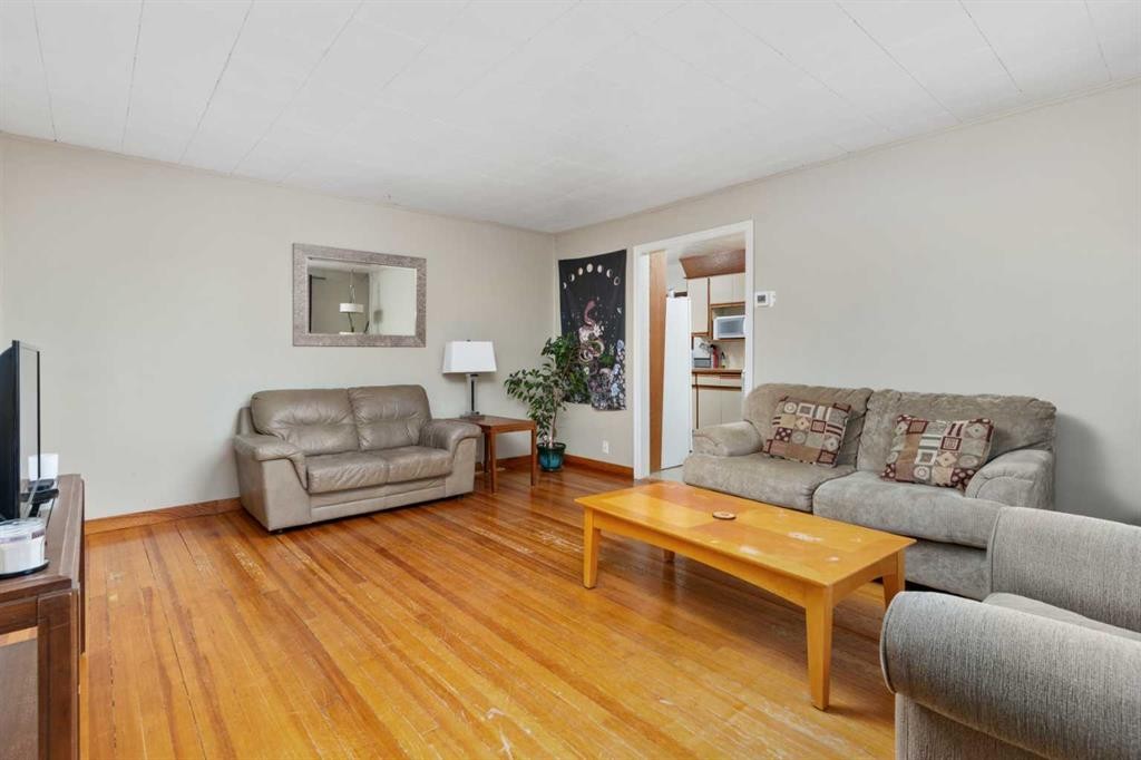 4936 49 Street, Hardisty, AB - Indoor Photo Showing Living Room