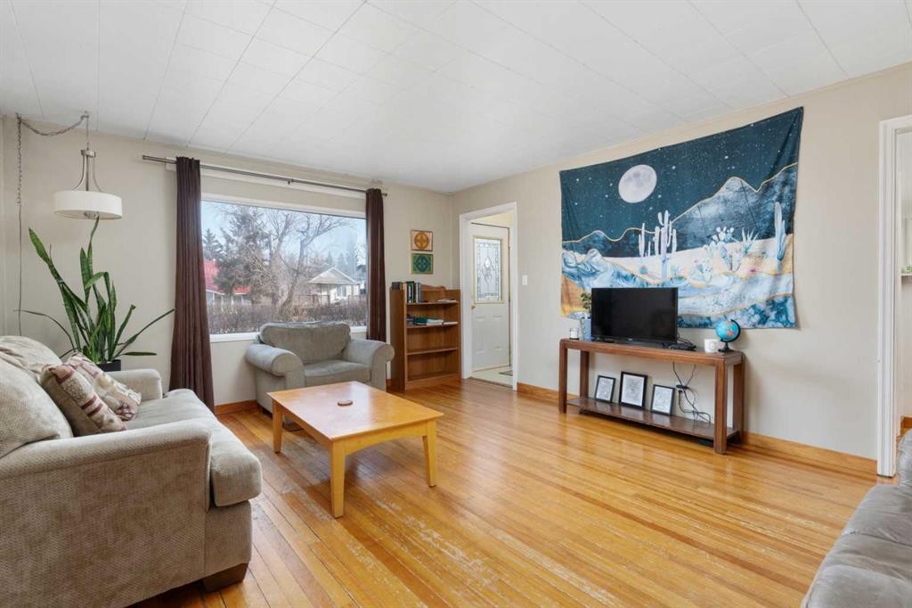 4936 49 Street, Hardisty, AB - Indoor Photo Showing Living Room