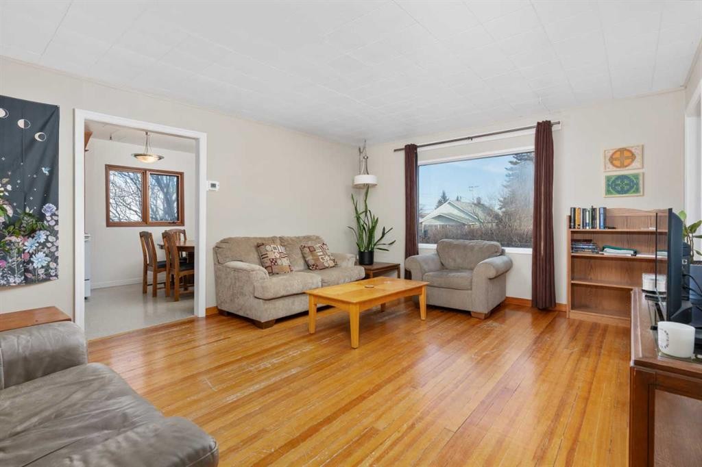 4936 49 Street, Hardisty, AB - Indoor Photo Showing Living Room