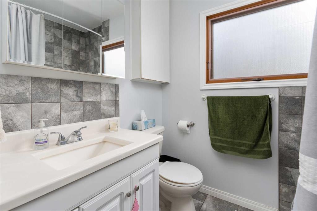 4936 49 Street, Hardisty, AB - Indoor Photo Showing Bathroom