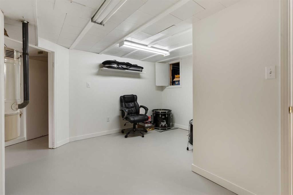 4936 49 Street, Hardisty, AB - Indoor