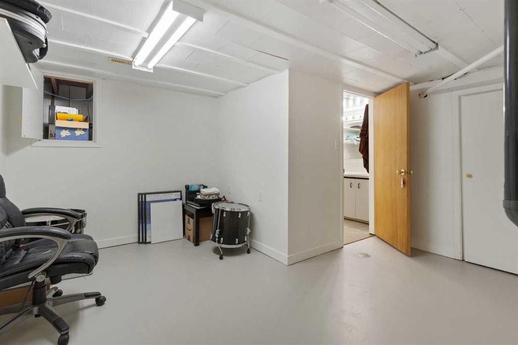 4936 49 Street, Hardisty, AB - Indoor