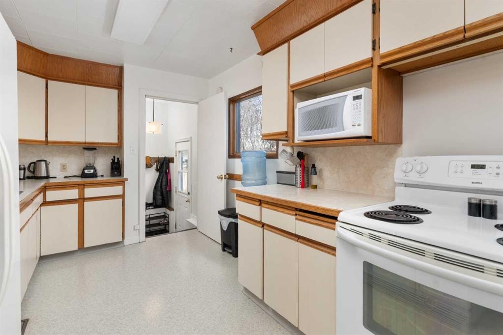 4936 49 Street, Hardisty, AB - Indoor Photo Showing Kitchen