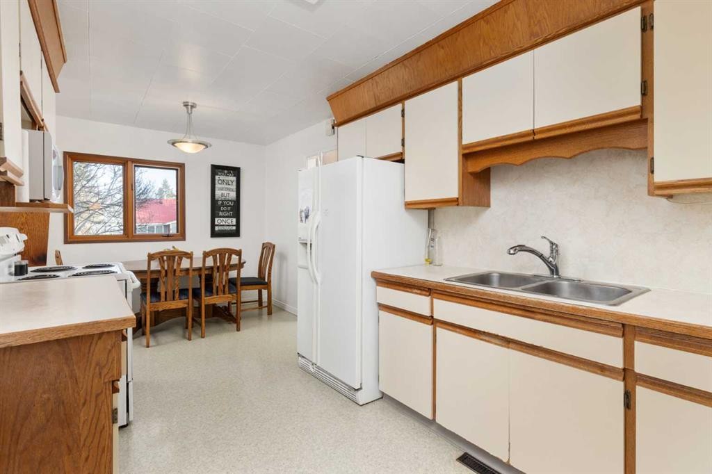 4936 49 Street, Hardisty, AB - Indoor Photo Showing Kitchen With Double Sink