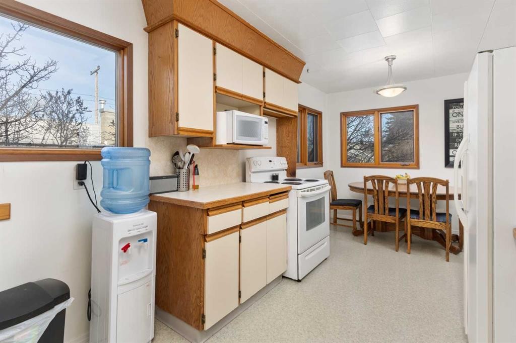 4936 49 Street, Hardisty, AB - Indoor Photo Showing Kitchen