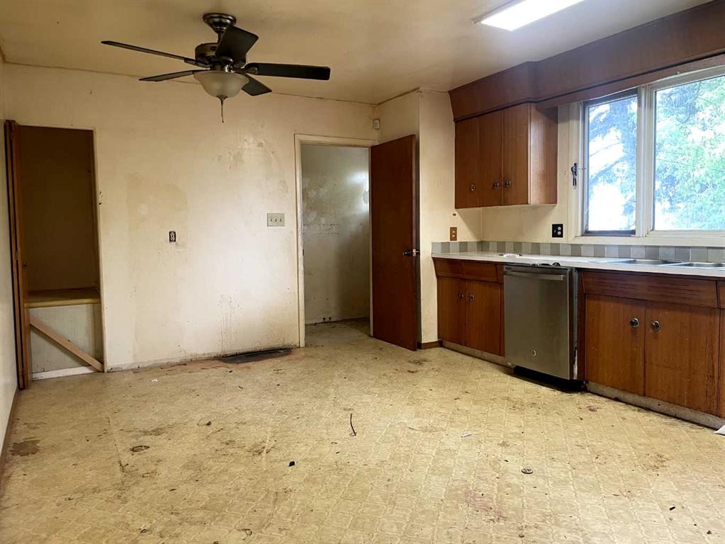 5120 45 Street, Provost, AB - Indoor Photo Showing Kitchen With Double Sink