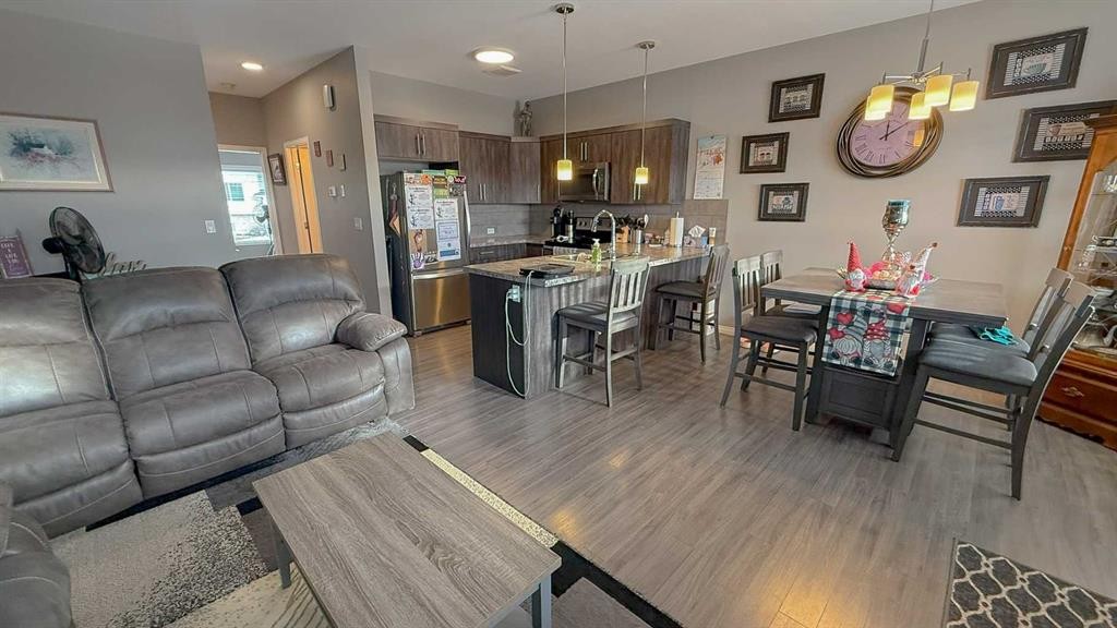 1-13 Athens Road, Blackfalds, AB - Indoor Photo Showing Living Room