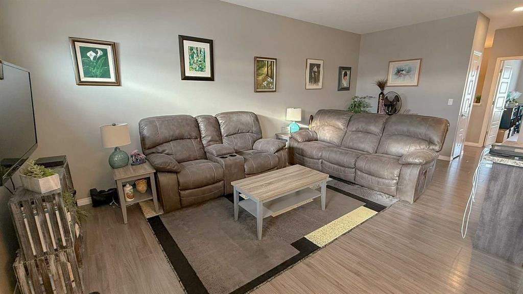 1-13 Athens Road, Blackfalds, AB - Indoor Photo Showing Living Room