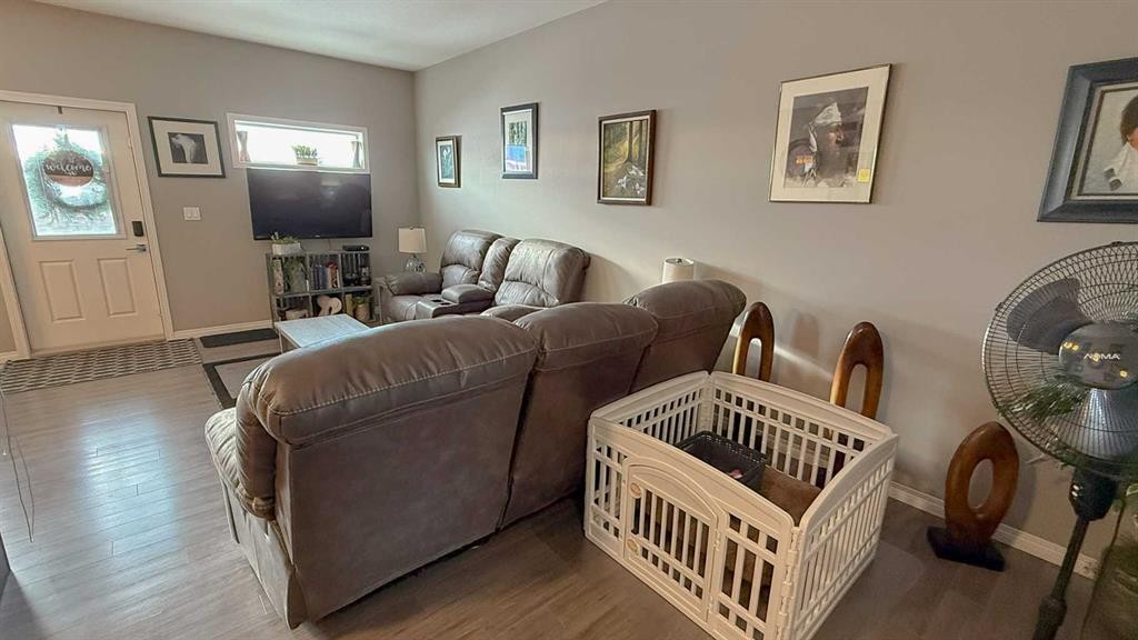 1-13 Athens Road, Blackfalds, AB - Indoor Photo Showing Living Room