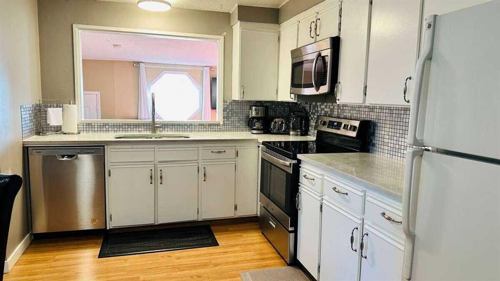 27 Penworth Place Se, Calgary, AB - Indoor Photo Showing Kitchen