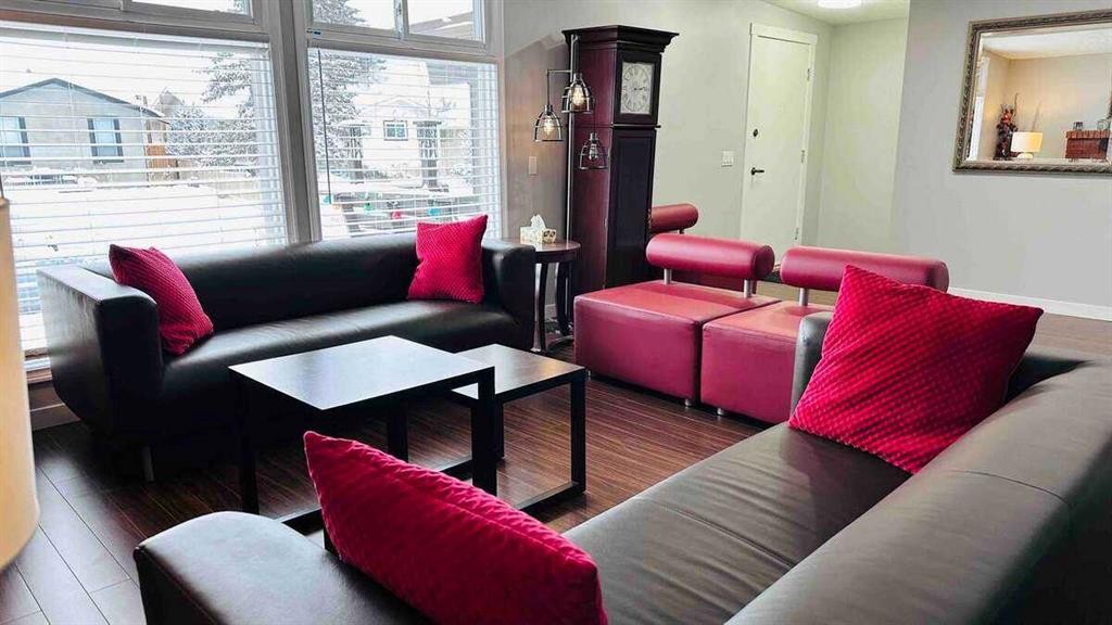 27 Penworth Place Se, Calgary, AB - Indoor Photo Showing Living Room