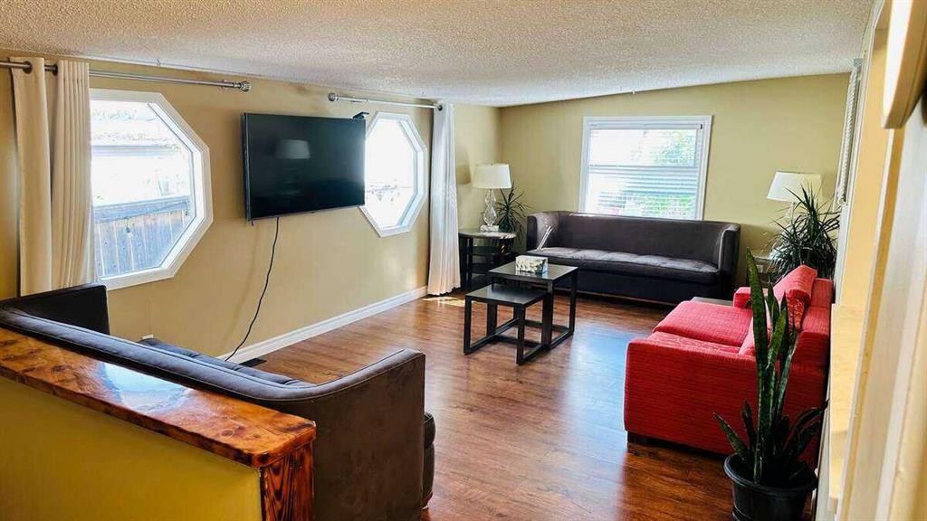 27 Penworth Place Se, Calgary, AB - Indoor Photo Showing Living Room