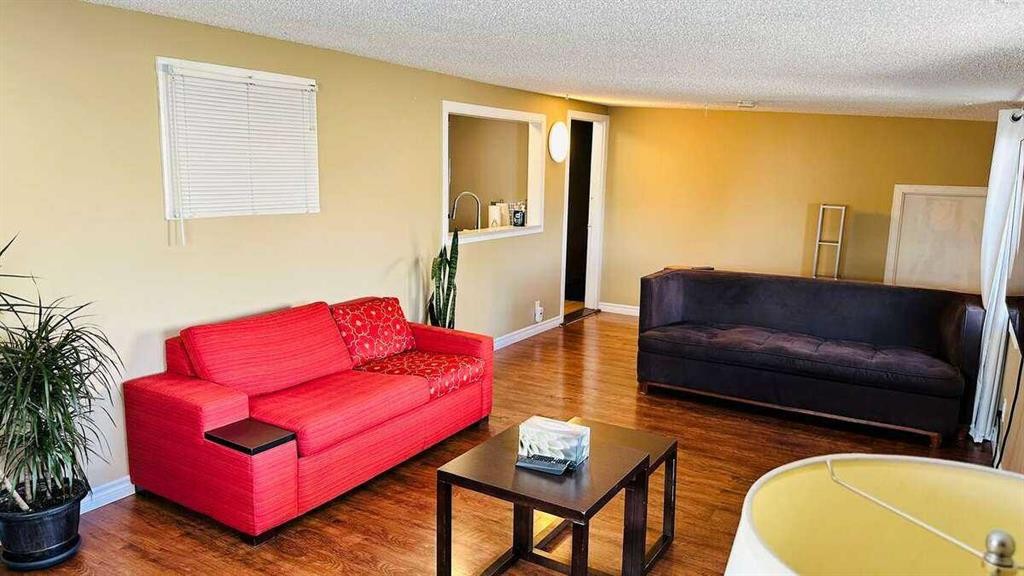 27 Penworth Place Se, Calgary, AB - Indoor Photo Showing Living Room
