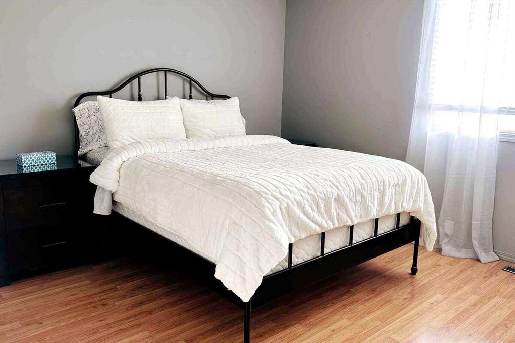 27 Penworth Place Se, Calgary, AB - Indoor Photo Showing Bedroom